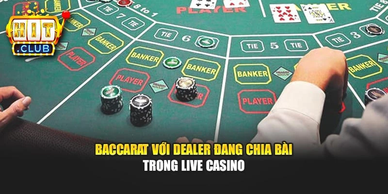 Baccarat với dealer đang chia bài trong Live Casino